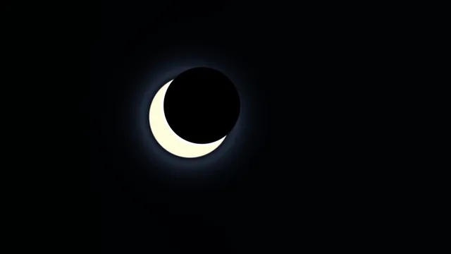 Ivory crescent against a field of midnight black — crescent wallpaper at 3840x2160